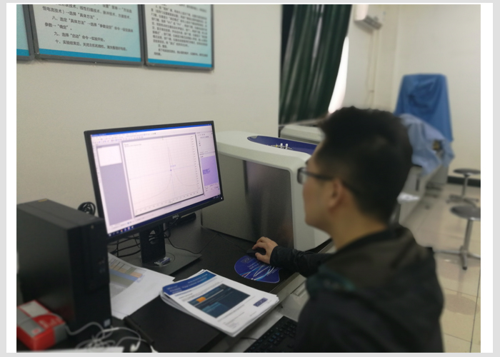 北京歐倍爾儀器技術工程師正在為滄州師范學院安裝調試Pulsar臺式核磁共振波譜儀